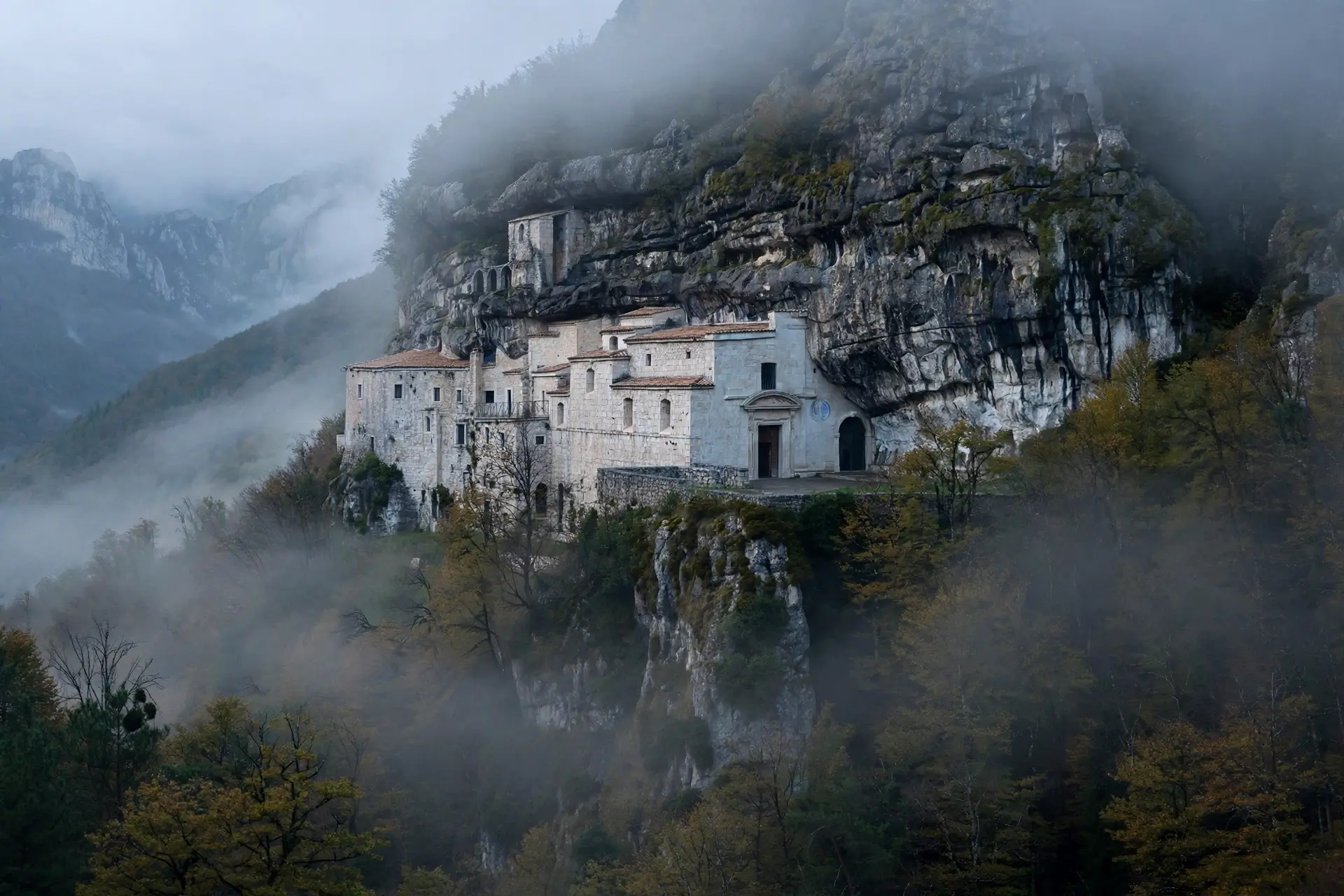 Eremo Santo Spirito Morrone Sulmona trekking 30 min Celestino V parcheggio gratis